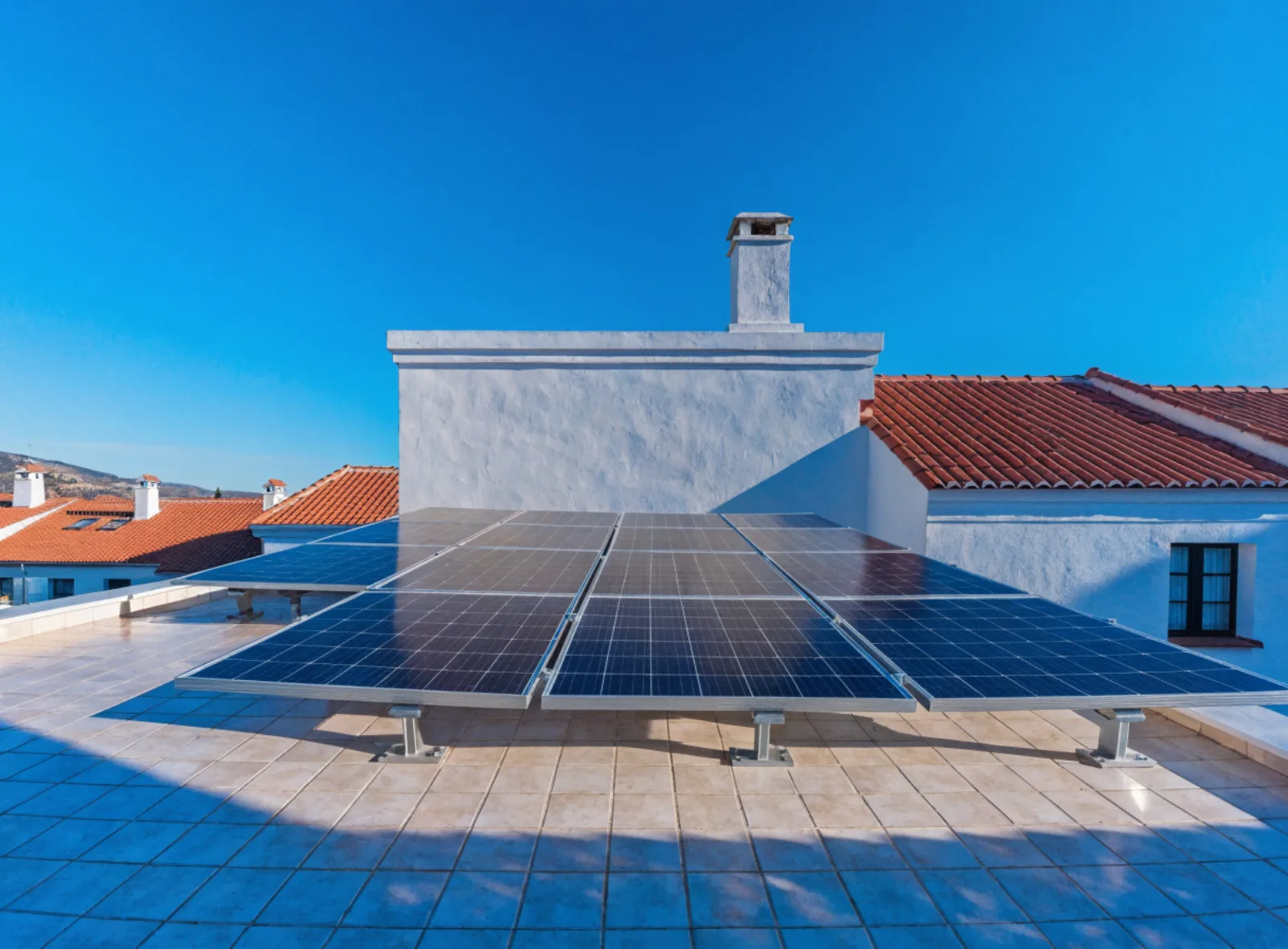 Placas solares en el tejado de una vivienda