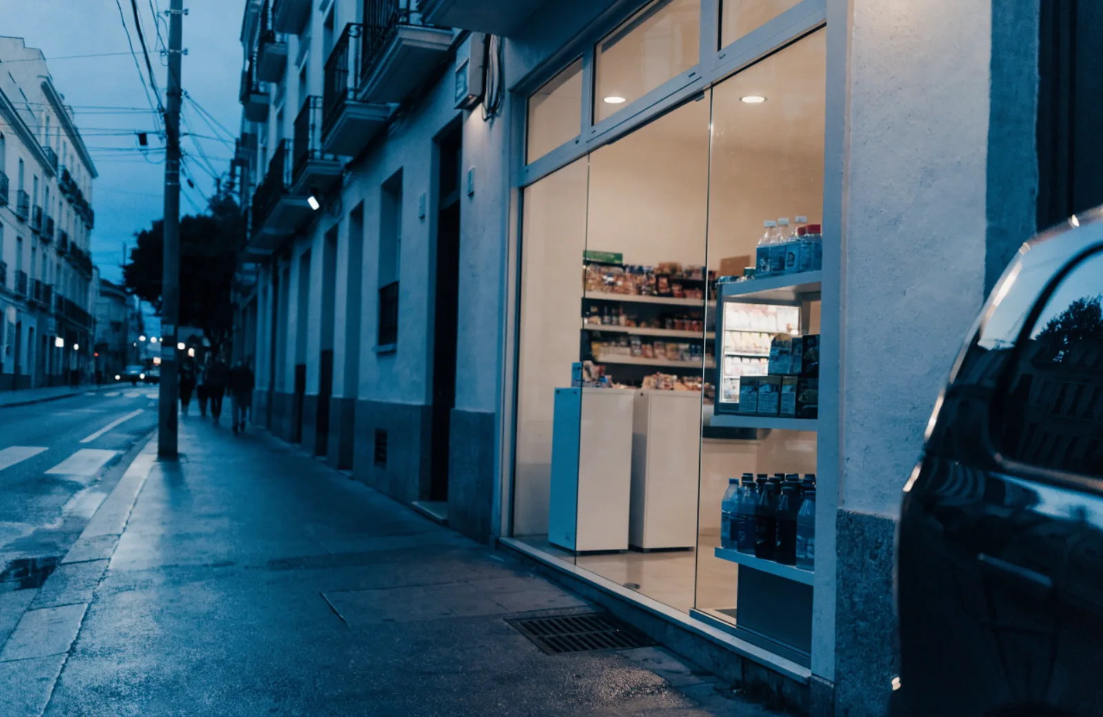 Fachada de un comercio al anochecer