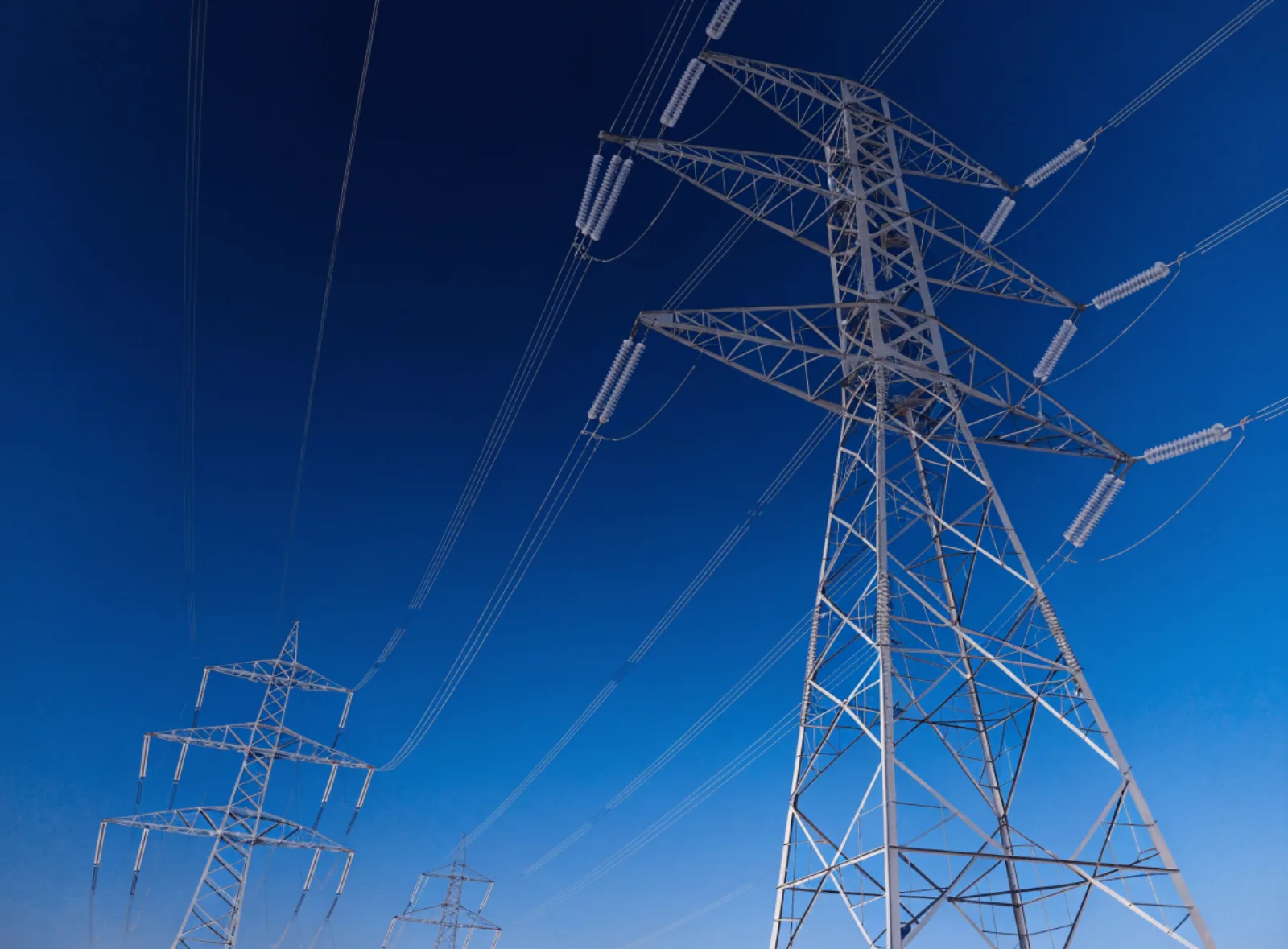 Torres de transporte eléctrico al anochecer