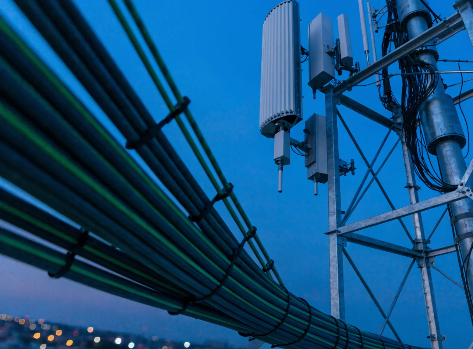 Antena de telecomunicaciones al atardecer