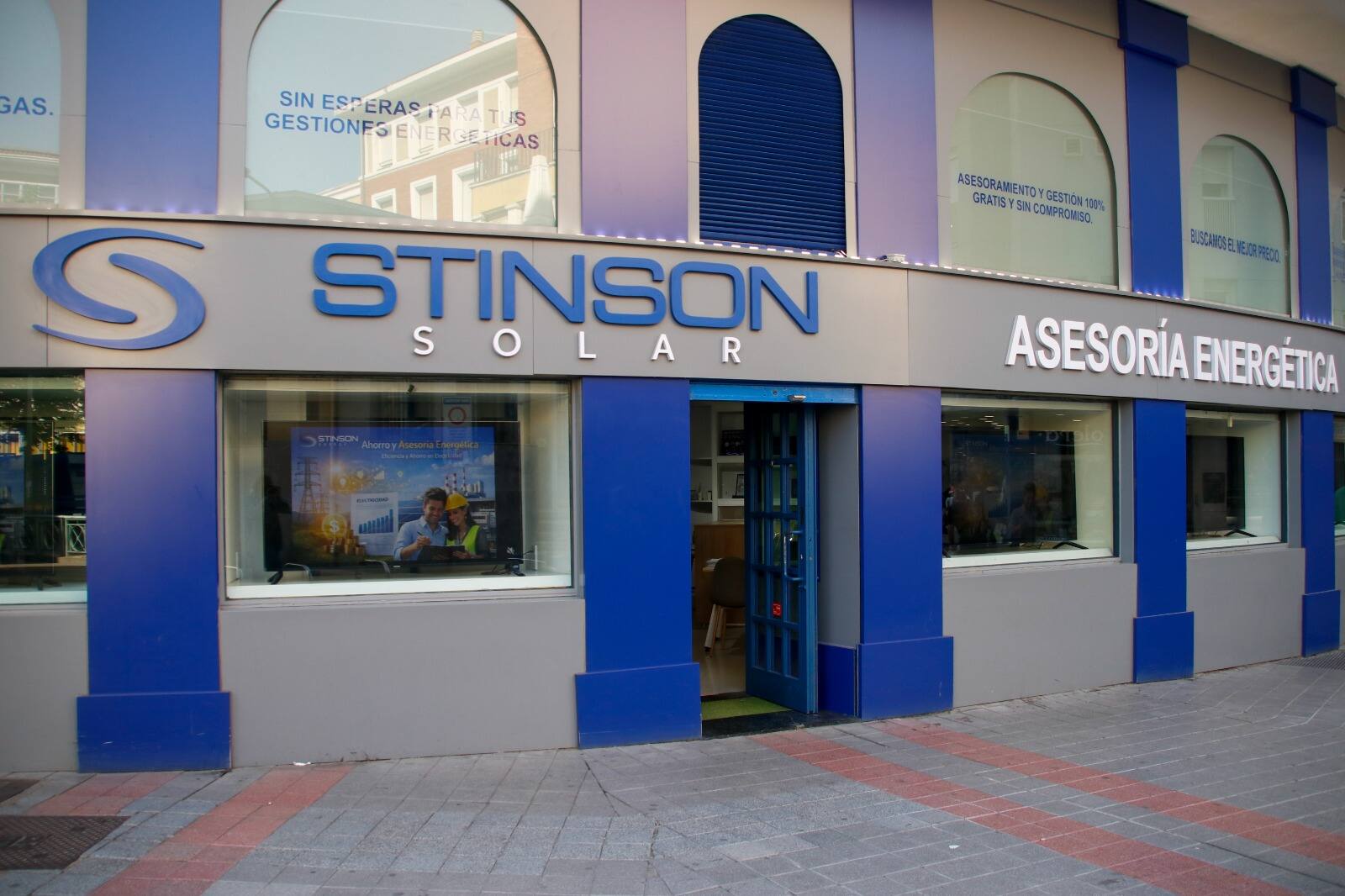 Fachada de la oficina de Stinson Solar en la calle Colón de Palencia